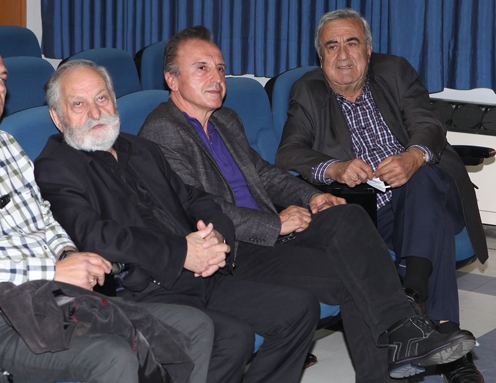 Ο Γενικός Διευθυντής του Εθνικού Ιδρύματος Ερευνών και Μελετών «Ελευθέριος Κ. Βενιζέλος» Νικόλαος Εμμ. Παπαδάκης-Παπαδής από την Σχολή Γονέων Κατερίνης: Η Ελλάδα πήγε στην Σμύρνη ως απελευθερωτής. Δεν πήγε ως κατακτητής. Η συνθήκη της Λωζάνης ήταν ένας θρίαμβος του Ελ. Βενιζέλου. «Κέρδισε» από τις διεκδικήσεις της Τουρκίας την Δυτική Θράκη, τα νησιά του Αιγαίου, Ολόκληρο τον Πολεμικό Στόλο της Ελλάδος, την έξωση του Οικουμενικού Πατριαρχείου και μια θηριώδης Πολεμική αποζημίωση! Ο Ελληνικός στρατός καταδικάστηκε σε ακινησία και αδράνεια για περισσότερο από ένα χρόνο το 1921. Κατέρρευσε πρώτα ηθικά και μετά οικονομικά, κοινωνικά και στρατιωτικά. Ποτέ μόνοι χωρίς συμμάχους από τώρα και εις το μέλλον.