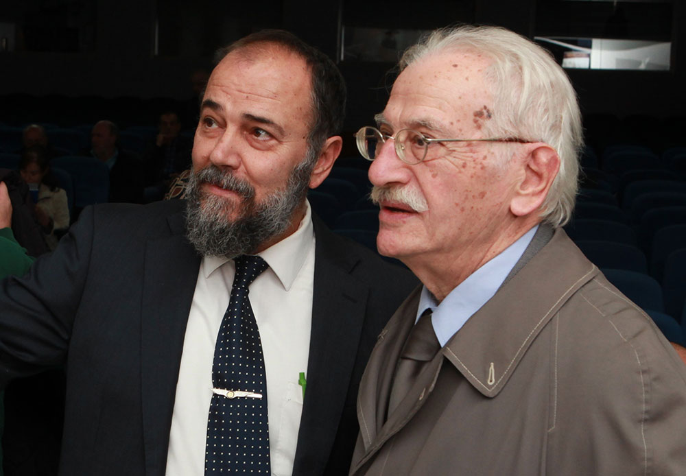 Ο Γενικός Διευθυντής του Εθνικού Ιδρύματος Ερευνών και Μελετών «Ελευθέριος Κ. Βενιζέλος» Νικόλαος Εμμ. Παπαδάκης-Παπαδής από την Σχολή Γονέων Κατερίνης: Η Ελλάδα πήγε στην Σμύρνη ως απελευθερωτής. Δεν πήγε ως κατακτητής. Η συνθήκη της Λωζάνης ήταν ένας θρίαμβος του Ελ. Βενιζέλου. «Κέρδισε» από τις διεκδικήσεις της Τουρκίας την Δυτική Θράκη, τα νησιά του Αιγαίου, Ολόκληρο τον Πολεμικό Στόλο της Ελλάδος, την έξωση του Οικουμενικού Πατριαρχείου και μια θηριώδης Πολεμική αποζημίωση! Ο Ελληνικός στρατός καταδικάστηκε σε ακινησία και αδράνεια για περισσότερο από ένα χρόνο το 1921. Κατέρρευσε πρώτα ηθικά και μετά οικονομικά, κοινωνικά και στρατιωτικά. Ποτέ μόνοι χωρίς συμμάχους από τώρα και εις το μέλλον.