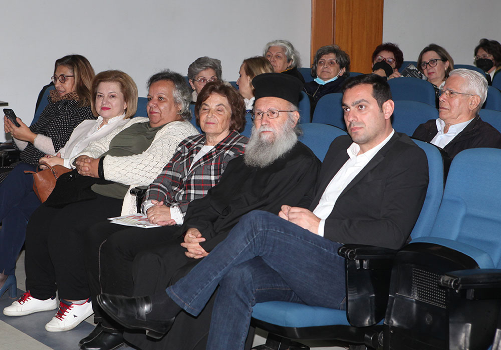 Ο Γενικός Διευθυντής του Εθνικού Ιδρύματος Ερευνών και Μελετών «Ελευθέριος Κ. Βενιζέλος» Νικόλαος Εμμ. Παπαδάκης-Παπαδής από την Σχολή Γονέων Κατερίνης: Η Ελλάδα πήγε στην Σμύρνη ως απελευθερωτής. Δεν πήγε ως κατακτητής. Η συνθήκη της Λωζάνης ήταν ένας θρίαμβος του Ελ. Βενιζέλου. «Κέρδισε» από τις διεκδικήσεις της Τουρκίας την Δυτική Θράκη, τα νησιά του Αιγαίου, Ολόκληρο τον Πολεμικό Στόλο της Ελλάδος, την έξωση του Οικουμενικού Πατριαρχείου και μια θηριώδης Πολεμική αποζημίωση! Ο Ελληνικός στρατός καταδικάστηκε σε ακινησία και αδράνεια για περισσότερο από ένα χρόνο το 1921. Κατέρρευσε πρώτα ηθικά και μετά οικονομικά, κοινωνικά και στρατιωτικά. Ποτέ μόνοι χωρίς συμμάχους από τώρα και εις το μέλλον.