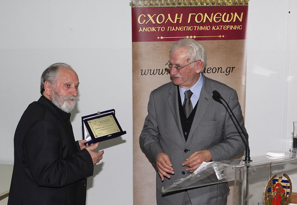 Ο Γενικός Διευθυντής του Εθνικού Ιδρύματος Ερευνών και Μελετών «Ελευθέριος Κ. Βενιζέλος» Νικόλαος Εμμ. Παπαδάκης-Παπαδής από την Σχολή Γονέων Κατερίνης: Η Ελλάδα πήγε στην Σμύρνη ως απελευθερωτής. Δεν πήγε ως κατακτητής. Η συνθήκη της Λωζάνης ήταν ένας θρίαμβος του Ελ. Βενιζέλου. «Κέρδισε» από τις διεκδικήσεις της Τουρκίας την Δυτική Θράκη, τα νησιά του Αιγαίου, Ολόκληρο τον Πολεμικό Στόλο της Ελλάδος, την έξωση του Οικουμενικού Πατριαρχείου και μια θηριώδης Πολεμική αποζημίωση! Ο Ελληνικός στρατός καταδικάστηκε σε ακινησία και αδράνεια για περισσότερο από ένα χρόνο το 1921. Κατέρρευσε πρώτα ηθικά και μετά οικονομικά, κοινωνικά και στρατιωτικά. Ποτέ μόνοι χωρίς συμμάχους από τώρα και εις το μέλλον.