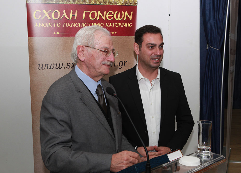 Ο Γενικός Διευθυντής του Εθνικού Ιδρύματος Ερευνών και Μελετών «Ελευθέριος Κ. Βενιζέλος» Νικόλαος Εμμ. Παπαδάκης-Παπαδής από την Σχολή Γονέων Κατερίνης: Η Ελλάδα πήγε στην Σμύρνη ως απελευθερωτής. Δεν πήγε ως κατακτητής. Η συνθήκη της Λωζάνης ήταν ένας θρίαμβος του Ελ. Βενιζέλου. «Κέρδισε» από τις διεκδικήσεις της Τουρκίας την Δυτική Θράκη, τα νησιά του Αιγαίου, Ολόκληρο τον Πολεμικό Στόλο της Ελλάδος, την έξωση του Οικουμενικού Πατριαρχείου και μια θηριώδης Πολεμική αποζημίωση! Ο Ελληνικός στρατός καταδικάστηκε σε ακινησία και αδράνεια για περισσότερο από ένα χρόνο το 1921. Κατέρρευσε πρώτα ηθικά και μετά οικονομικά, κοινωνικά και στρατιωτικά. Ποτέ μόνοι χωρίς συμμάχους από τώρα και εις το μέλλον.