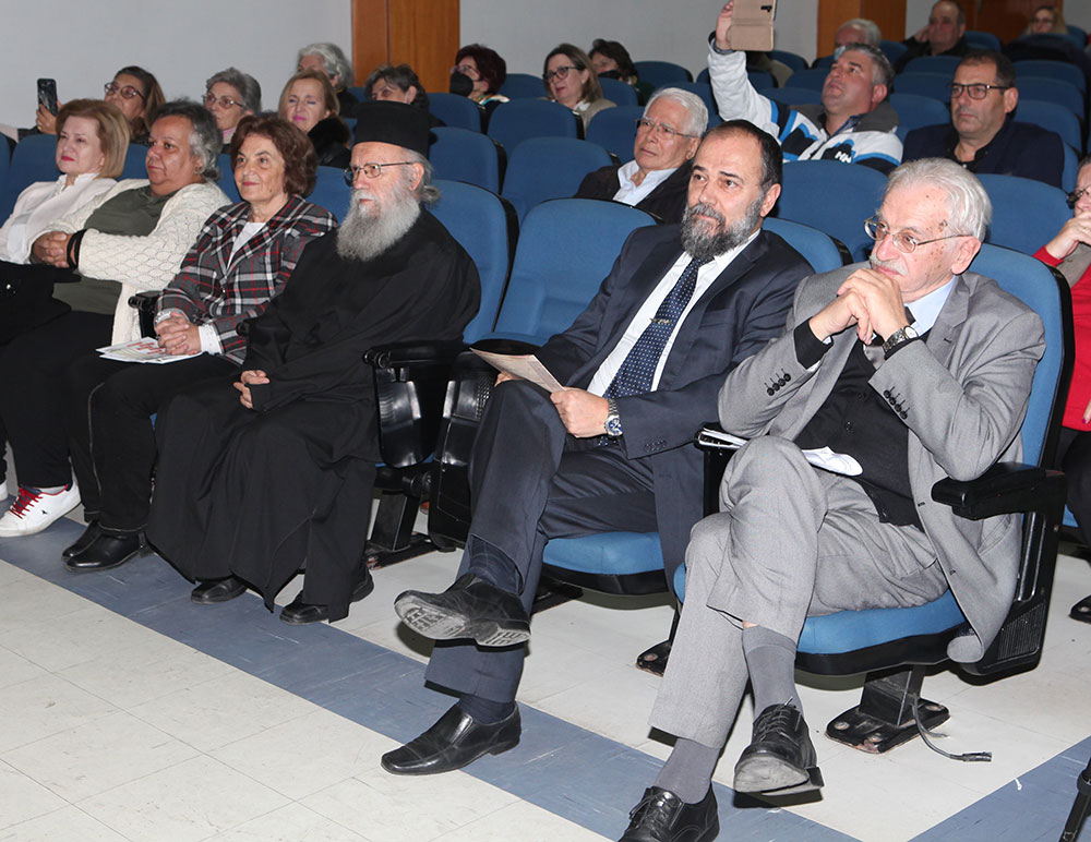 Ο Γενικός Διευθυντής του Εθνικού Ιδρύματος Ερευνών και Μελετών «Ελευθέριος Κ. Βενιζέλος» Νικόλαος Εμμ. Παπαδάκης-Παπαδής από την Σχολή Γονέων Κατερίνης: Η Ελλάδα πήγε στην Σμύρνη ως απελευθερωτής. Δεν πήγε ως κατακτητής. Η συνθήκη της Λωζάνης ήταν ένας θρίαμβος του Ελ. Βενιζέλου. «Κέρδισε» από τις διεκδικήσεις της Τουρκίας την Δυτική Θράκη, τα νησιά του Αιγαίου, Ολόκληρο τον Πολεμικό Στόλο της Ελλάδος, την έξωση του Οικουμενικού Πατριαρχείου και μια θηριώδης Πολεμική αποζημίωση! Ο Ελληνικός στρατός καταδικάστηκε σε ακινησία και αδράνεια για περισσότερο από ένα χρόνο το 1921. Κατέρρευσε πρώτα ηθικά και μετά οικονομικά, κοινωνικά και στρατιωτικά. Ποτέ μόνοι χωρίς συμμάχους από τώρα και εις το μέλλον.
