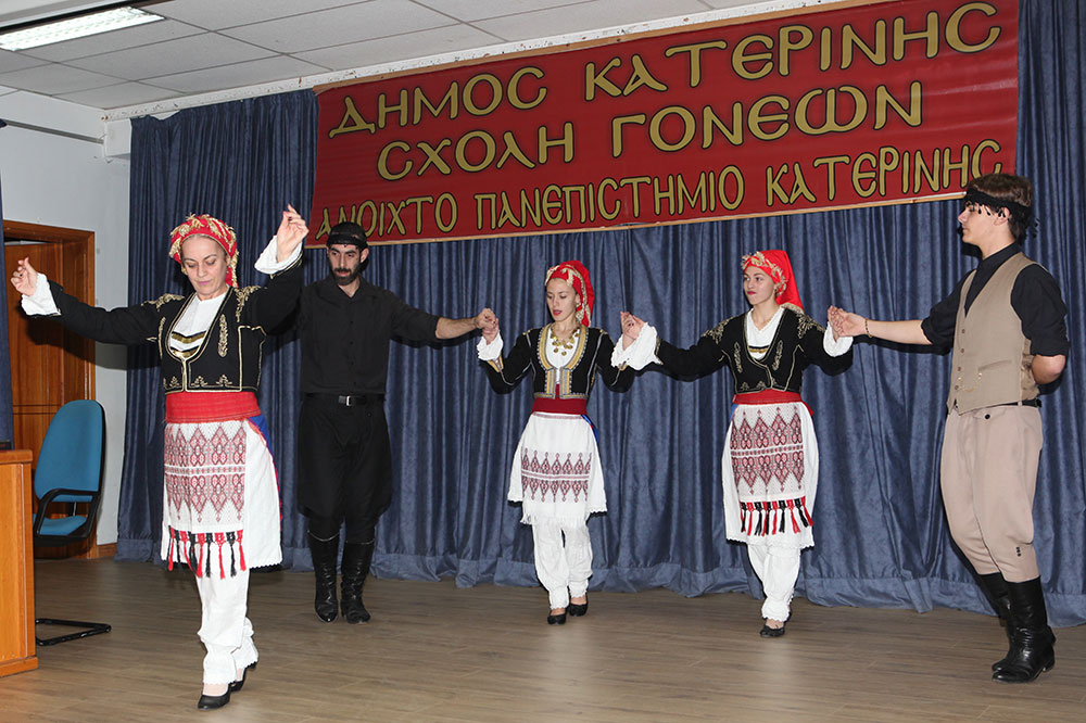 Ο Γενικός Διευθυντής του Εθνικού Ιδρύματος Ερευνών και Μελετών «Ελευθέριος Κ. Βενιζέλος» Νικόλαος Εμμ. Παπαδάκης-Παπαδής από την Σχολή Γονέων Κατερίνης: Η Ελλάδα πήγε στην Σμύρνη ως απελευθερωτής. Δεν πήγε ως κατακτητής. Η συνθήκη της Λωζάνης ήταν ένας θρίαμβος του Ελ. Βενιζέλου. «Κέρδισε» από τις διεκδικήσεις της Τουρκίας την Δυτική Θράκη, τα νησιά του Αιγαίου, Ολόκληρο τον Πολεμικό Στόλο της Ελλάδος, την έξωση του Οικουμενικού Πατριαρχείου και μια θηριώδης Πολεμική αποζημίωση! Ο Ελληνικός στρατός καταδικάστηκε σε ακινησία και αδράνεια για περισσότερο από ένα χρόνο το 1921. Κατέρρευσε πρώτα ηθικά και μετά οικονομικά, κοινωνικά και στρατιωτικά. Ποτέ μόνοι χωρίς συμμάχους από τώρα και εις το μέλλον.