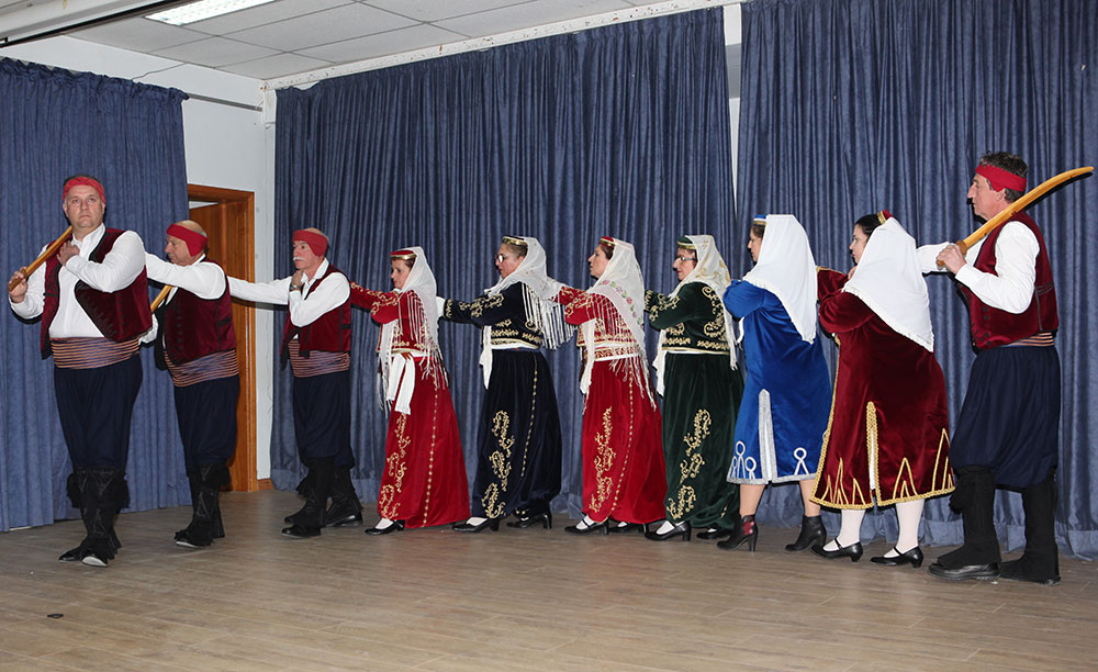 Την Δευτέρα 16 Ιανουαρίου, στην πρώτη εκδήλωση για το 2023, η Σχολή Γονέων - Ανοικτό Πανεπιστήμιο Κατερίνης, είχε τη χαρά να φιλοξενήσει την κ. Σταυρούλα Ζώρζου, Χειρουργό-Οδοντίατρο, Συγγραφέα, Μουσικοσυνθέτη. Το Θέμα της δραματοποιημένης παρουσίασης της Μικρασιατικής Καταστροφής ήταν βασισμένο στο βραβευμένο βιβλίο της κ. Ζώρζου "Κι απέναντι ξένοι". • Και τί έχουμε να μοιράσουμε εμείς τζάνεμ? • Εμείς οι δύο τίποτα Γιώργη • Η Τουρκία στους Τούρκους • Η Ελλάδα στους Έλληνες κι εμείς πού? • Στην Τουρκία" γκιαούρηδες Έλληνες " • Στην Ελλάδα Τούρκοι • Κι εκεί ξένοι, κι απέναντι ξένοι! Αχ! Ξενούλα μου!