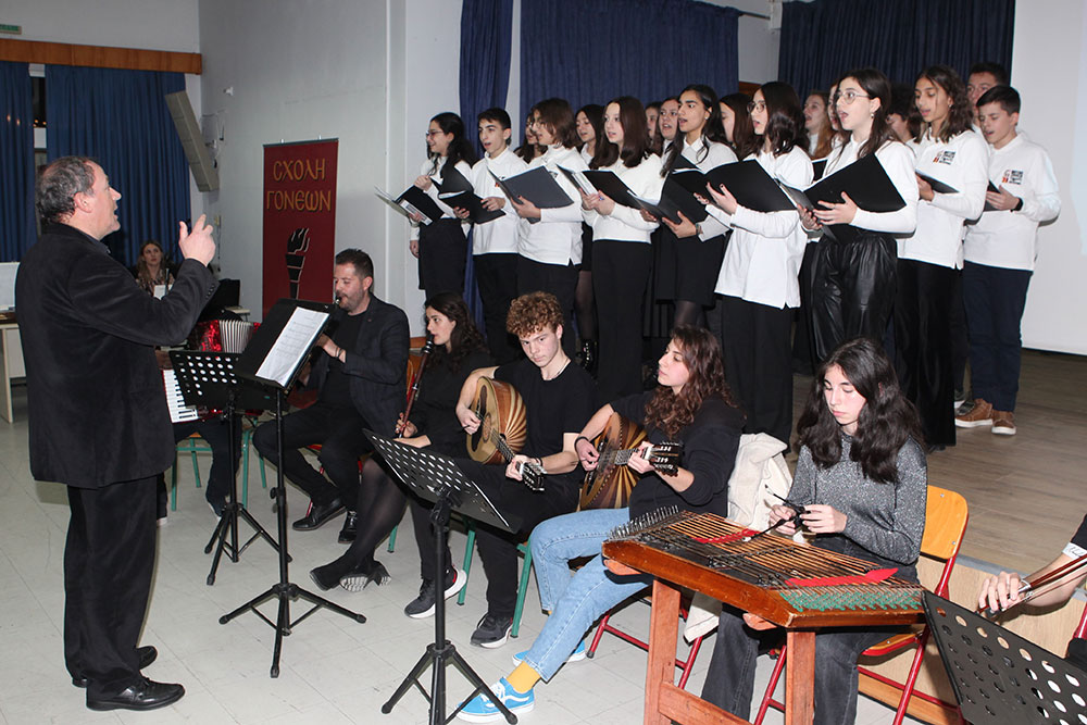 Την Δευτέρα 16 Ιανουαρίου, στην πρώτη εκδήλωση για το 2023, η Σχολή Γονέων - Ανοικτό Πανεπιστήμιο Κατερίνης, είχε τη χαρά να φιλοξενήσει την κ. Σταυρούλα Ζώρζου, Χειρουργό-Οδοντίατρο, Συγγραφέα, Μουσικοσυνθέτη. Το Θέμα της δραματοποιημένης παρουσίασης της Μικρασιατικής Καταστροφής ήταν βασισμένο στο βραβευμένο βιβλίο της κ. Ζώρζου "Κι απέναντι ξένοι". • Και τί έχουμε να μοιράσουμε εμείς τζάνεμ? • Εμείς οι δύο τίποτα Γιώργη • Η Τουρκία στους Τούρκους • Η Ελλάδα στους Έλληνες κι εμείς πού? • Στην Τουρκία" γκιαούρηδες Έλληνες " • Στην Ελλάδα Τούρκοι • Κι εκεί ξένοι, κι απέναντι ξένοι! Αχ! Ξενούλα μου!