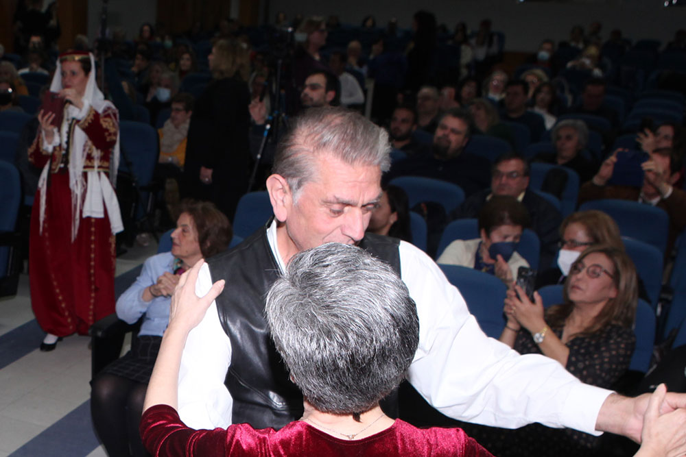 Την Δευτέρα 16 Ιανουαρίου, στην πρώτη εκδήλωση για το 2023, η Σχολή Γονέων - Ανοικτό Πανεπιστήμιο Κατερίνης, είχε τη χαρά να φιλοξενήσει την κ. Σταυρούλα Ζώρζου, Χειρουργό-Οδοντίατρο, Συγγραφέα, Μουσικοσυνθέτη. Το Θέμα της δραματοποιημένης παρουσίασης της Μικρασιατικής Καταστροφής ήταν βασισμένο στο βραβευμένο βιβλίο της κ. Ζώρζου "Κι απέναντι ξένοι". • Και τί έχουμε να μοιράσουμε εμείς τζάνεμ? • Εμείς οι δύο τίποτα Γιώργη • Η Τουρκία στους Τούρκους • Η Ελλάδα στους Έλληνες κι εμείς πού? • Στην Τουρκία" γκιαούρηδες Έλληνες " • Στην Ελλάδα Τούρκοι • Κι εκεί ξένοι, κι απέναντι ξένοι! Αχ! Ξενούλα μου!