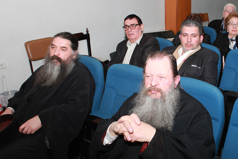 Οι φίλοι της Σχολής Γονέων - Ανοικτό Πανεπιστήμιο Κατερίνης την Δευτέρα 20 Φεβρουαρίου απόλαυσαν μια υπέροχη πνευματική βραδιά με την έξοχη ομιλία του Αρχιμανδρίτη π. Εφραίμ Τριανταφυλλόπουλου, πρωτοσυγκέλλου της Ι.Μ. Φθιώτιδος. Η εκδήλωση πραγματοποιήθηκε σε συνδιοργάνωση με τη Γ.Ε.Χ.Α. Κατερίνης και ήταν ένα «Αφιέρωμα στο μακαριστό Μητροπολίτη Σισανίου και Σιατίστης κυρό ΠΑΥΛΟ» με αφορμή τα 4 χρόνια από την εκδημία του.