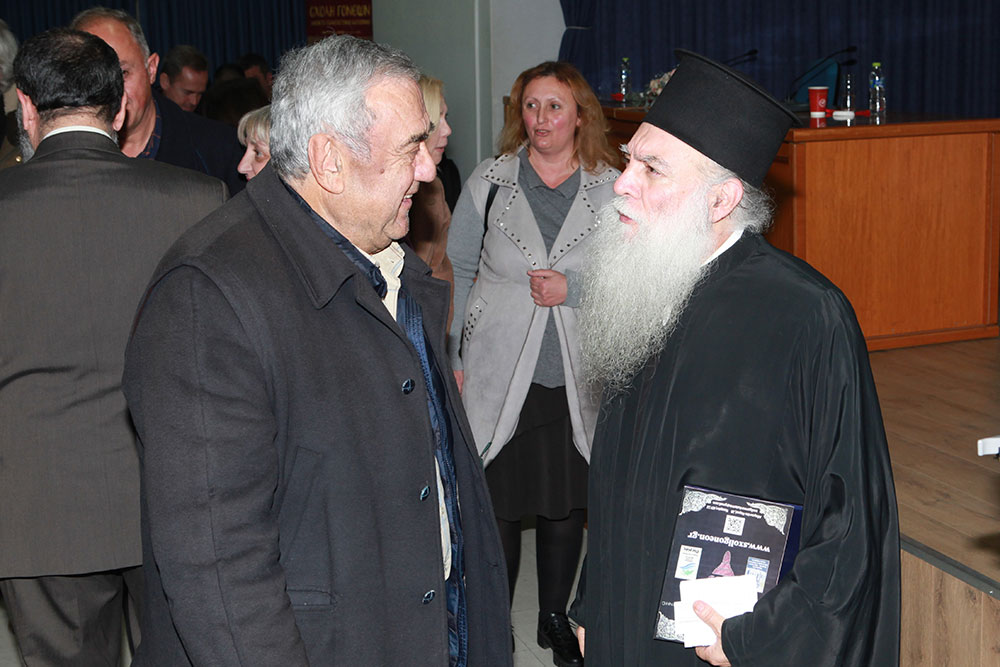 Οι φίλοι της Σχολής Γονέων - Ανοικτό Πανεπιστήμιο Κατερίνης την Δευτέρα 20 Φεβρουαρίου απόλαυσαν μια υπέροχη πνευματική βραδιά με την έξοχη ομιλία του Αρχιμανδρίτη π. Εφραίμ Τριανταφυλλόπουλου, πρωτοσυγκέλλου της Ι.Μ. Φθιώτιδος. Η εκδήλωση πραγματοποιήθηκε σε συνδιοργάνωση με τη Γ.Ε.Χ.Α. Κατερίνης και ήταν ένα «Αφιέρωμα στο μακαριστό Μητροπολίτη Σισανίου και Σιατίστης κυρό ΠΑΥΛΟ» με αφορμή τα 4 χρόνια από την εκδημία του.