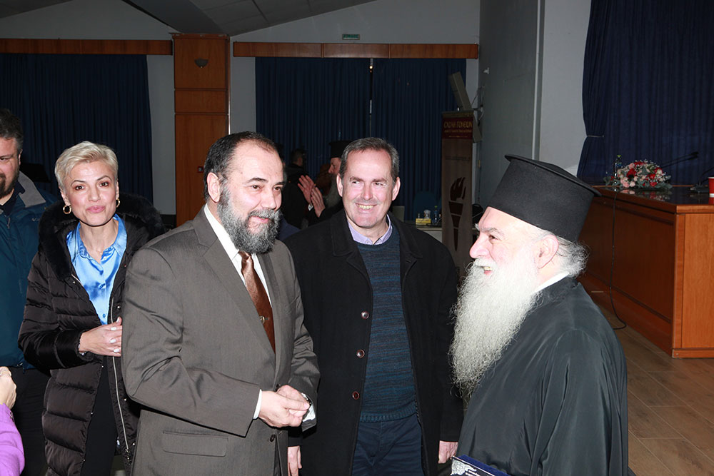 Οι φίλοι της Σχολής Γονέων - Ανοικτό Πανεπιστήμιο Κατερίνης την Δευτέρα 20 Φεβρουαρίου απόλαυσαν μια υπέροχη πνευματική βραδιά με την έξοχη ομιλία του Αρχιμανδρίτη π. Εφραίμ Τριανταφυλλόπουλου, πρωτοσυγκέλλου της Ι.Μ. Φθιώτιδος. Η εκδήλωση πραγματοποιήθηκε σε συνδιοργάνωση με τη Γ.Ε.Χ.Α. Κατερίνης και ήταν ένα «Αφιέρωμα στο μακαριστό Μητροπολίτη Σισανίου και Σιατίστης κυρό ΠΑΥΛΟ» με αφορμή τα 4 χρόνια από την εκδημία του.