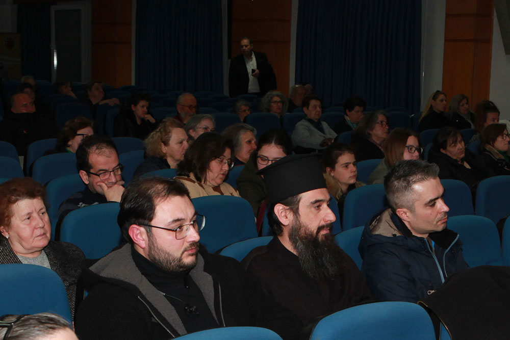 Οι φίλοι της Σχολής Γονέων - Ανοικτό Πανεπιστήμιο Κατερίνης την Δευτέρα 20 Φεβρουαρίου απόλαυσαν μια υπέροχη πνευματική βραδιά με την έξοχη ομιλία του Αρχιμανδρίτη π. Εφραίμ Τριανταφυλλόπουλου, πρωτοσυγκέλλου της Ι.Μ. Φθιώτιδος. Η εκδήλωση πραγματοποιήθηκε σε συνδιοργάνωση με τη Γ.Ε.Χ.Α. Κατερίνης και ήταν ένα «Αφιέρωμα στο μακαριστό Μητροπολίτη Σισανίου και Σιατίστης κυρό ΠΑΥΛΟ» με αφορμή τα 4 χρόνια από την εκδημία του.