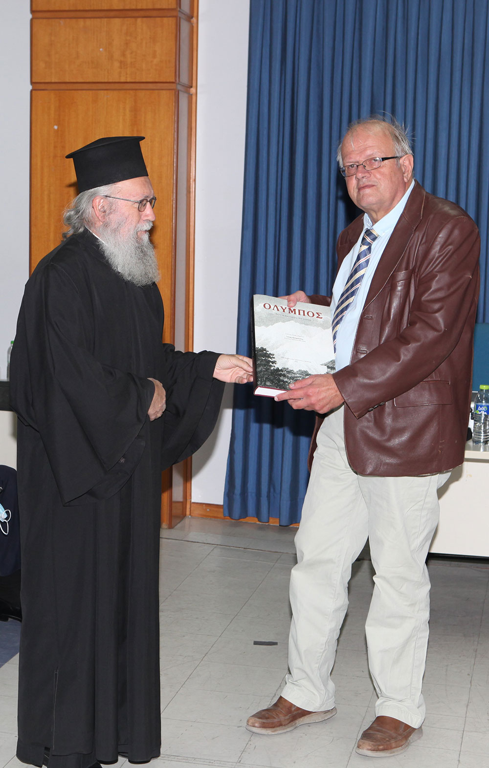 Ο Σεισμολόγος κ. Άκης Τσελέντης από την Κατερίνη: •	Κάθε σεισμός προειδοποιεί με πολλά ΠΡΟΔΡΟΜΑ ΦΑΙΝΟΜΕΝΑ •	Αν δεν υπήρχαν οι σεισμοί, εμείς θα ήμασταν…ψάρια!!! •	Η χώρα μας έχει τη μεγαλύτερη σεισμικότητα στην Ευρώπη, είμαστε στη γειτονιά του Εγκέλαδου.  Την Δευτέρα 31 Οκτωβρίου 2022 οι φίλοι της Σχολής Γονέων – Ανοικτό Πανεπιστήμιο Κατερίνης είχαν την χαρά να απολαύσουν μια εμπεριστατωμένη εισήγηση από τον Διευθυντή του Γεωδυναμικού Ινστιτούτου του Εθνικού Αστεροσκοπείου Αθηνών τον γνωστό στο Πανελλήνιο καθηγητή κ. Άκη Τσελέντη. Το θέμα της διάλεξης ήταν:  "Είναι δυνατή η πρόγνωση των σεισμών?" Συγκίνηση προκλήθηκε όταν ένας ακροατής γεννημένος το 1931 δήλωσε:  «Ήμουν 9 χρονών όταν έγινε ο μεγάλος σεισμός στην Κατερίνη τον Φεβρουάριο του 1940 και θυμάμαι έντονα τα έκτακτα συσίτια της Μητρόπολης και ότι για ένα μήνα κοιμόμασταν έξω»!!! Η εκδήλωση άνοιξε με την χορωδία των Εκπαιδευτικών της Πρωτοβάθμιας Εκπαίδευσης υπό την διεύθυνση του μαέστρου κ. Δημητρίου Καραμούζα. 