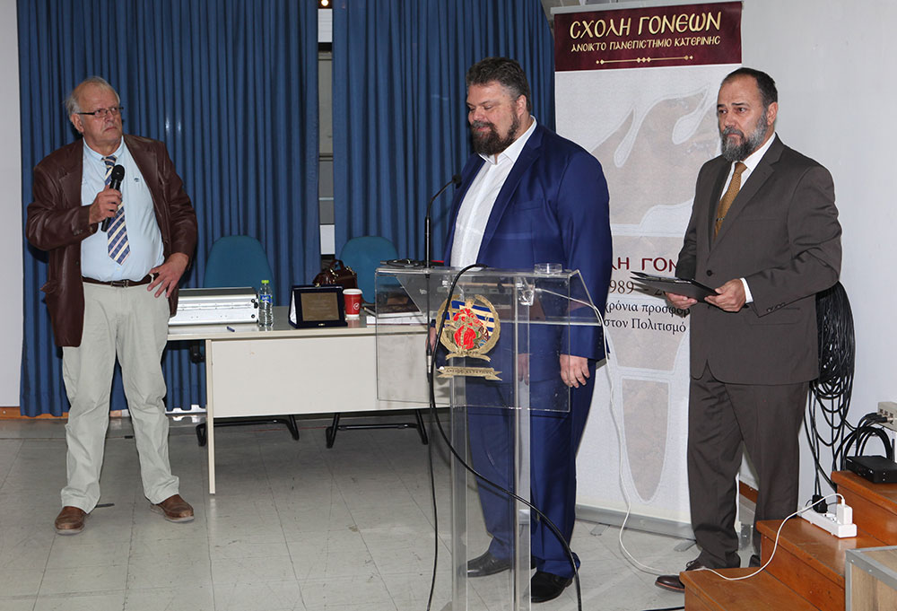 Ο Σεισμολόγος κ. Άκης Τσελέντης από την Κατερίνη: •	Κάθε σεισμός προειδοποιεί με πολλά ΠΡΟΔΡΟΜΑ ΦΑΙΝΟΜΕΝΑ •	Αν δεν υπήρχαν οι σεισμοί, εμείς θα ήμασταν…ψάρια!!! •	Η χώρα μας έχει τη μεγαλύτερη σεισμικότητα στην Ευρώπη, είμαστε στη γειτονιά του Εγκέλαδου.  Την Δευτέρα 31 Οκτωβρίου 2022 οι φίλοι της Σχολής Γονέων – Ανοικτό Πανεπιστήμιο Κατερίνης είχαν την χαρά να απολαύσουν μια εμπεριστατωμένη εισήγηση από τον Διευθυντή του Γεωδυναμικού Ινστιτούτου του Εθνικού Αστεροσκοπείου Αθηνών τον γνωστό στο Πανελλήνιο καθηγητή κ. Άκη Τσελέντη. Το θέμα της διάλεξης ήταν:  "Είναι δυνατή η πρόγνωση των σεισμών?" Συγκίνηση προκλήθηκε όταν ένας ακροατής γεννημένος το 1931 δήλωσε:  «Ήμουν 9 χρονών όταν έγινε ο μεγάλος σεισμός στην Κατερίνη τον Φεβρουάριο του 1940 και θυμάμαι έντονα τα έκτακτα συσίτια της Μητρόπολης και ότι για ένα μήνα κοιμόμασταν έξω»!!! Η εκδήλωση άνοιξε με την χορωδία των Εκπαιδευτικών της Πρωτοβάθμιας Εκπαίδευσης υπό την διεύθυνση του μαέστρου κ. Δημητρίου Καραμούζα. 